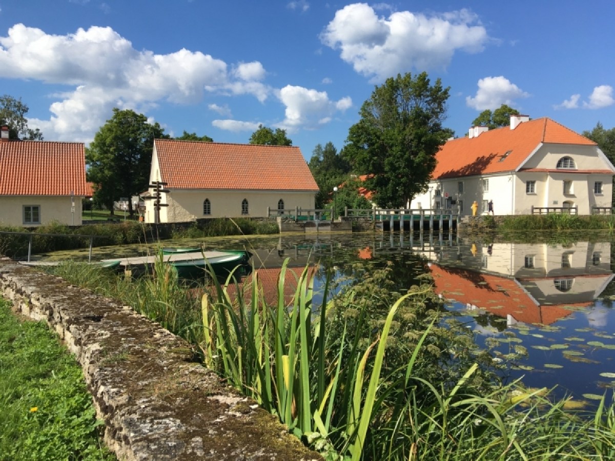 a group of lawn chairs sitting on top of a building
